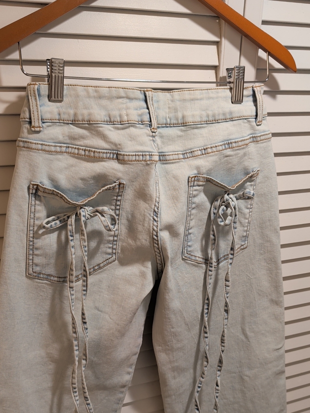 Light Wash Women’s Jeans with Back Pocket Tie Bows Detail